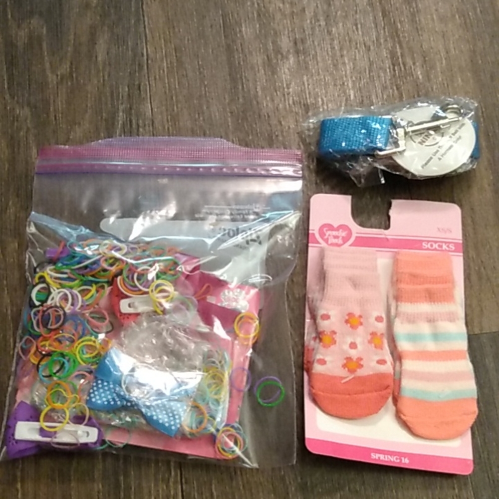 🖐️3/$15🖐️Small dog hair ties/bows, 2 sets of socks, car seat strap